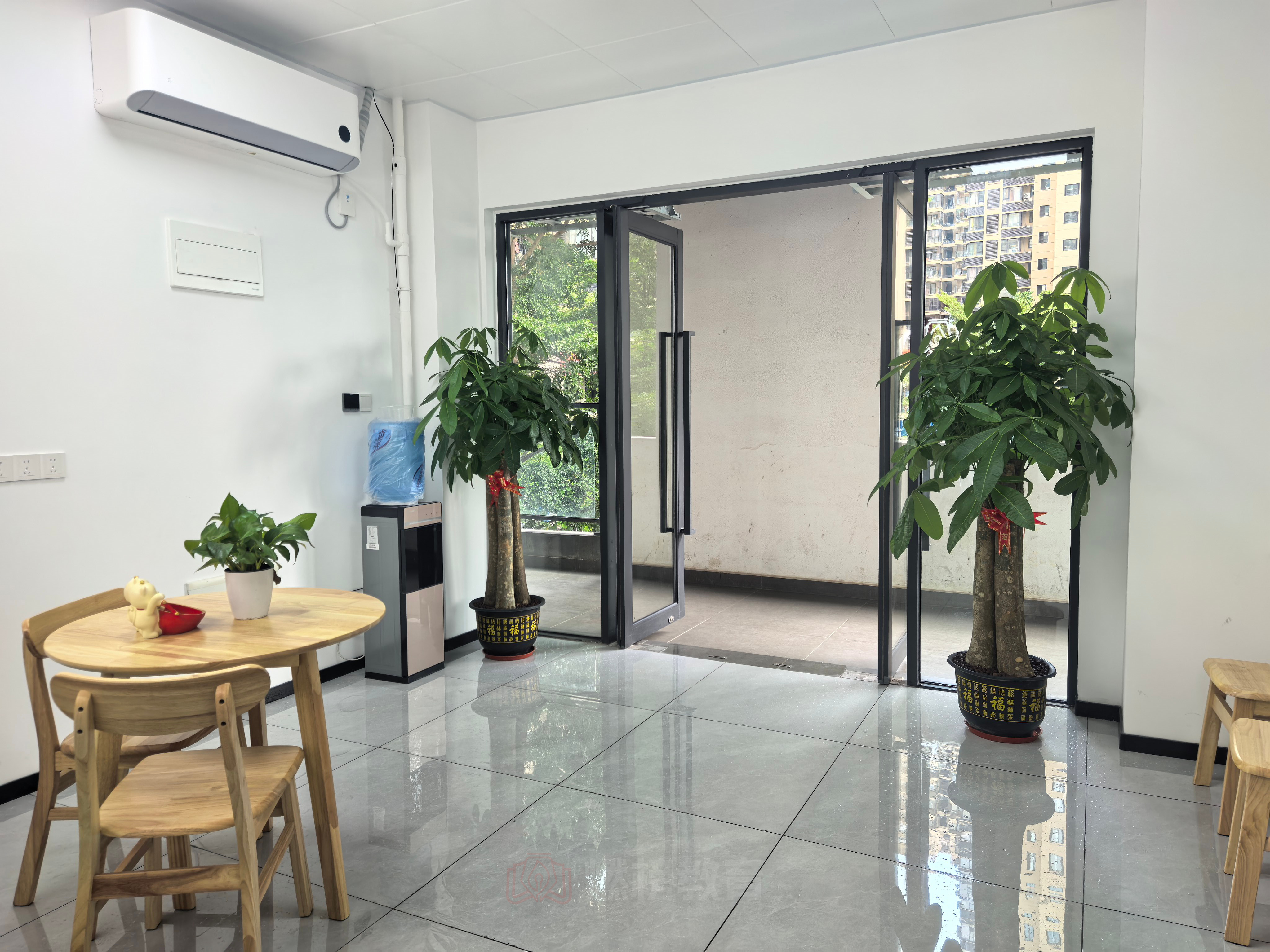 燃榜教育大门区域