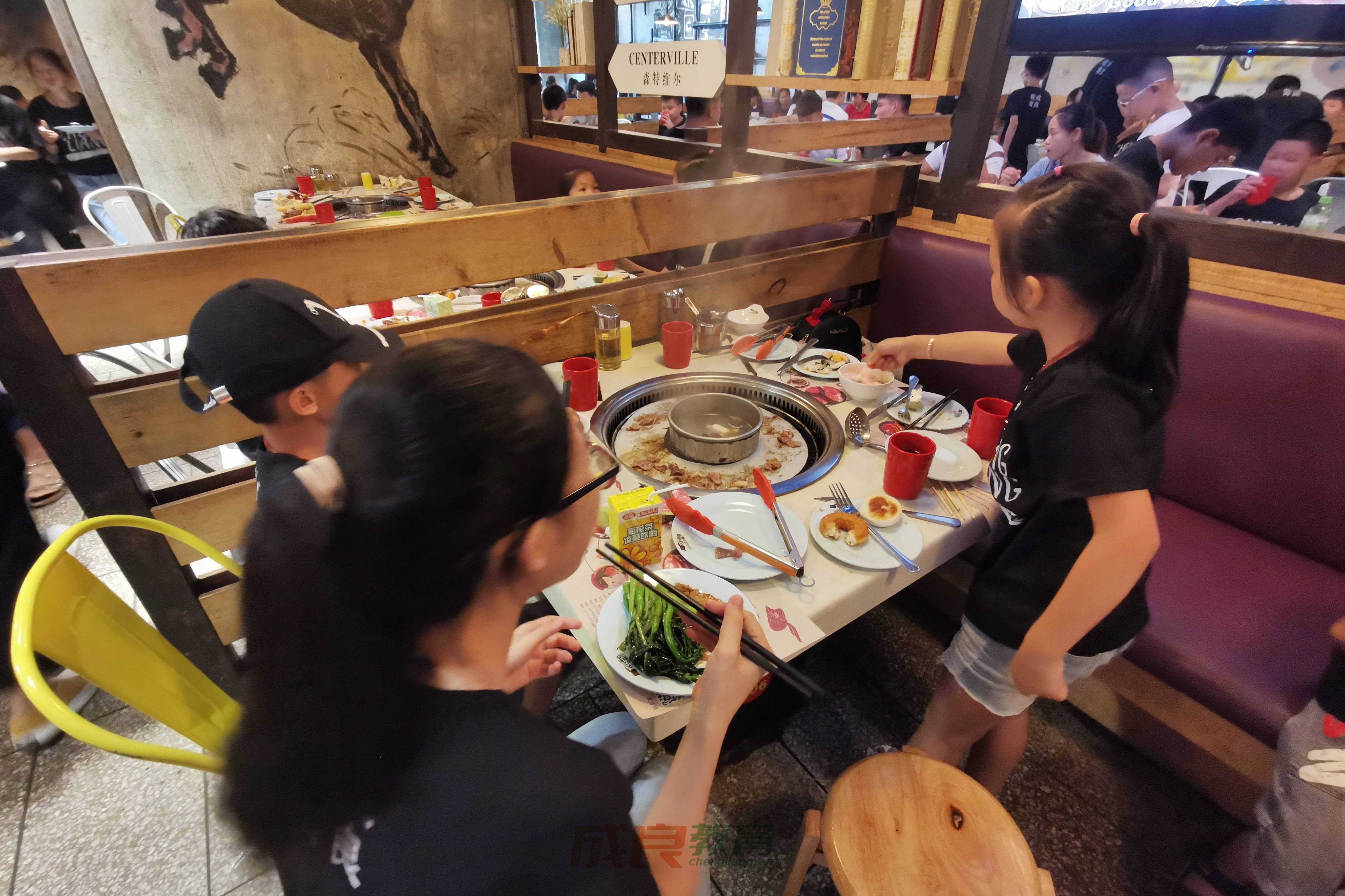 时光回溯：2019盛夏，成良教育与学员共赴安吉万达自助盛宴-燃榜教育